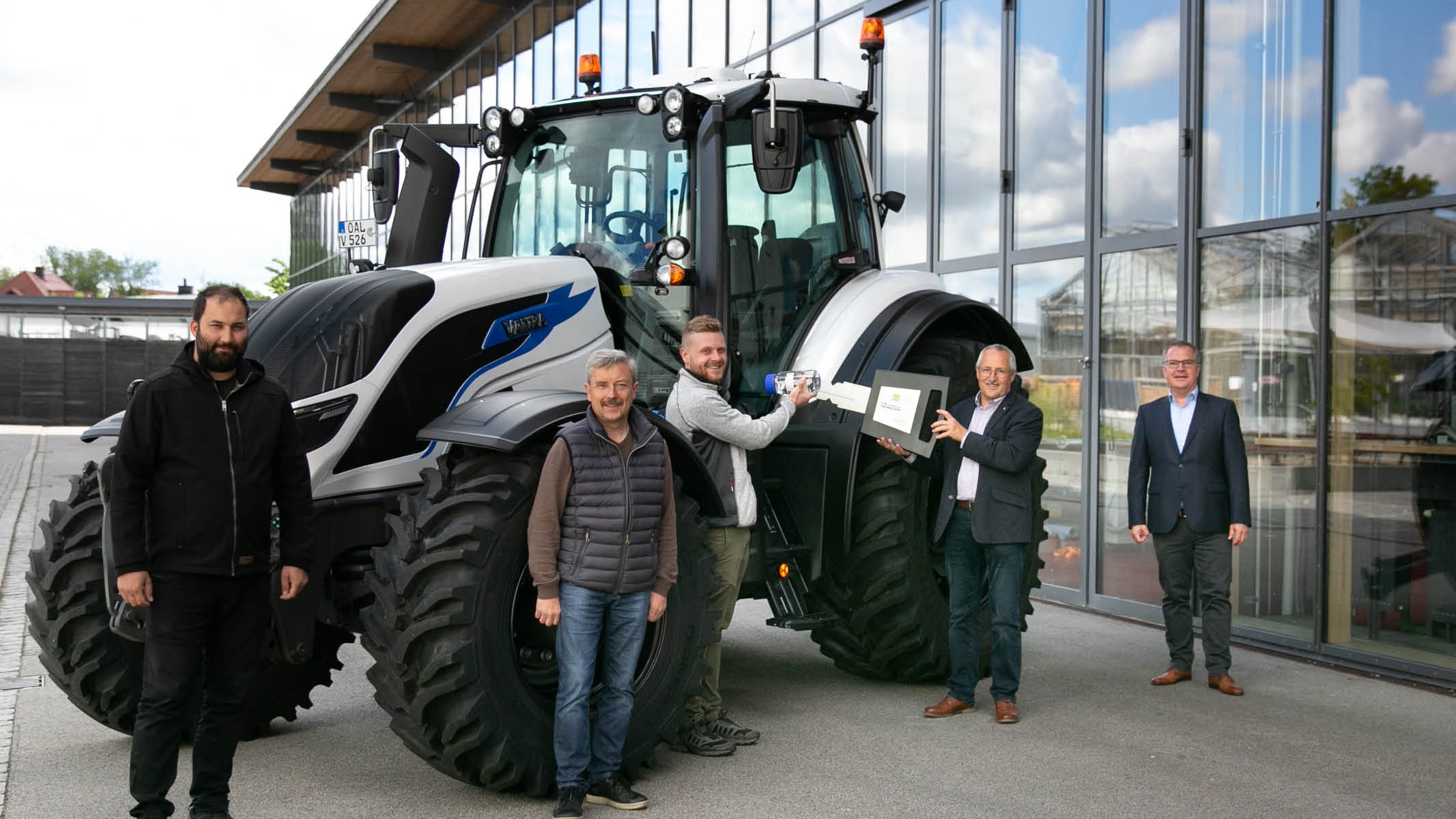 Übergabe des Traktors T214 Direct von Vatra an das TFZ Bayern