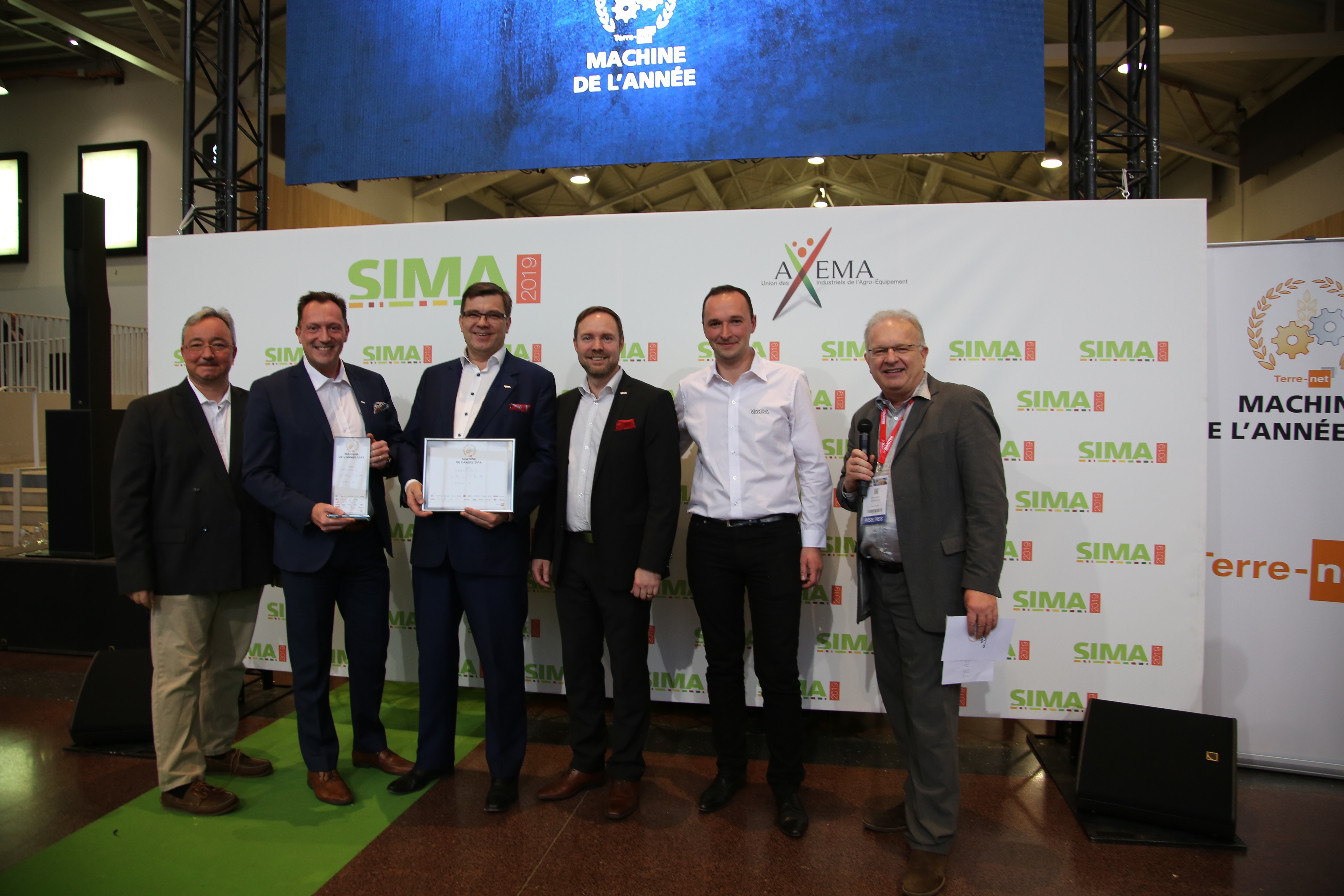 Preisverleiheung Valtra A-Serie auf der SIMA 2019 als Maschine des Jahres 2019