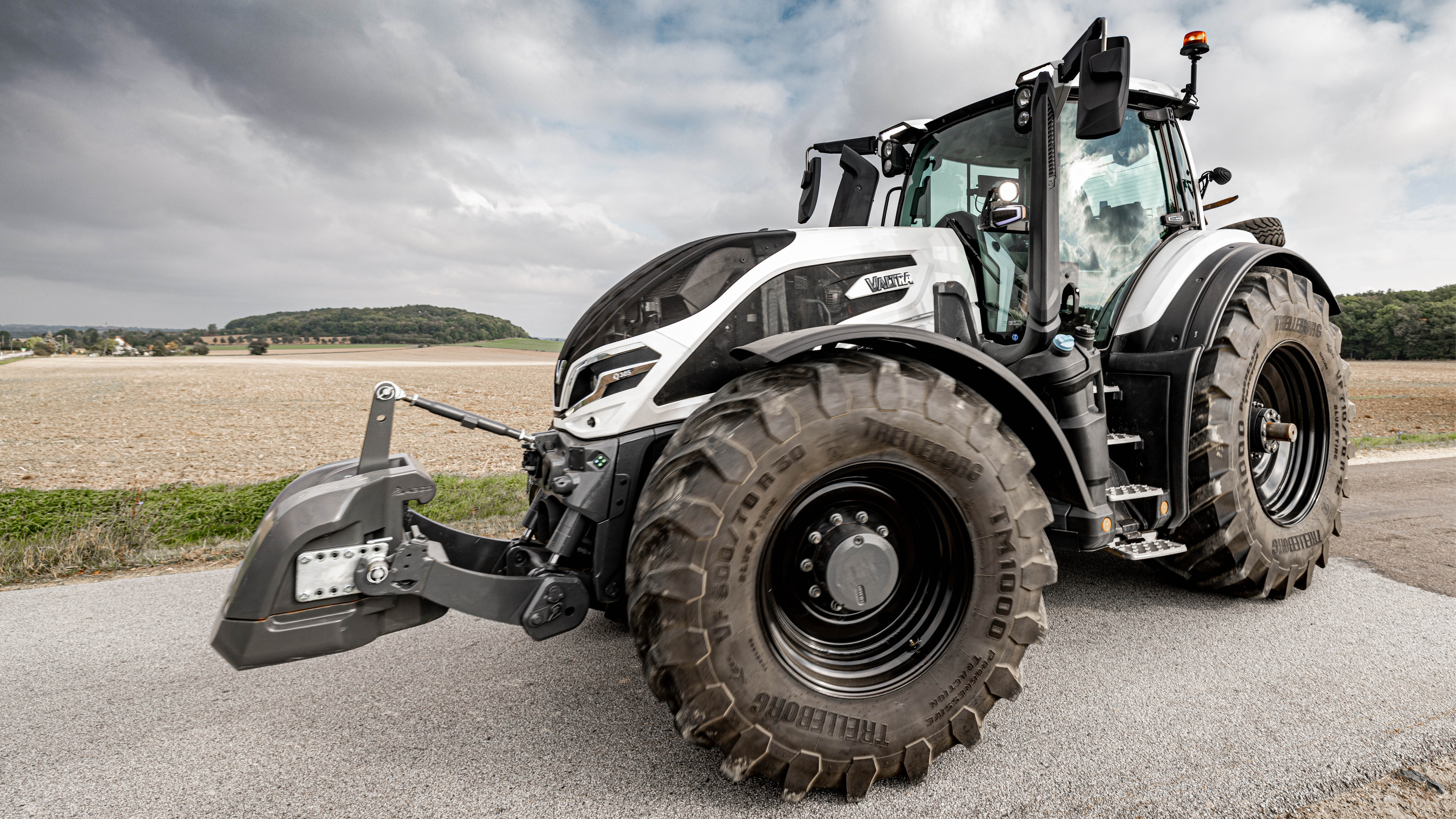 Valtra Q5-Serie vor einem Acker