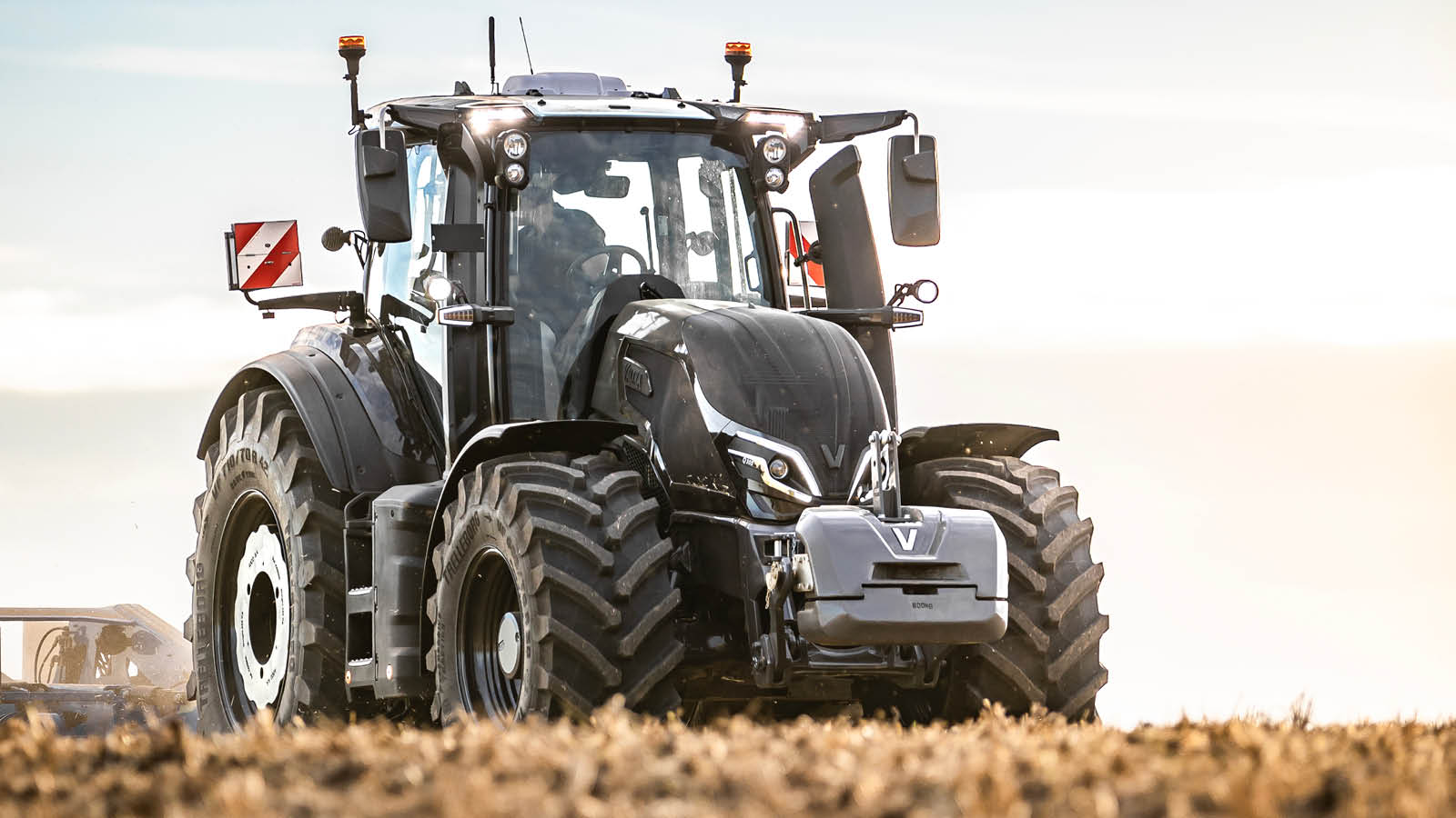 Valtra Q5-Serie auf dem Acker mit Bodenbearbeitungsgerät