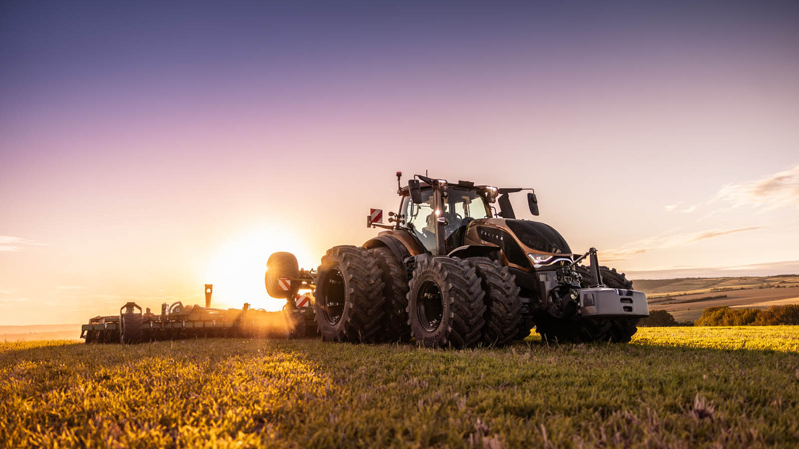 Valtra Q5-Serie auf dem Acker mit Bodenbearbeitungsgerät