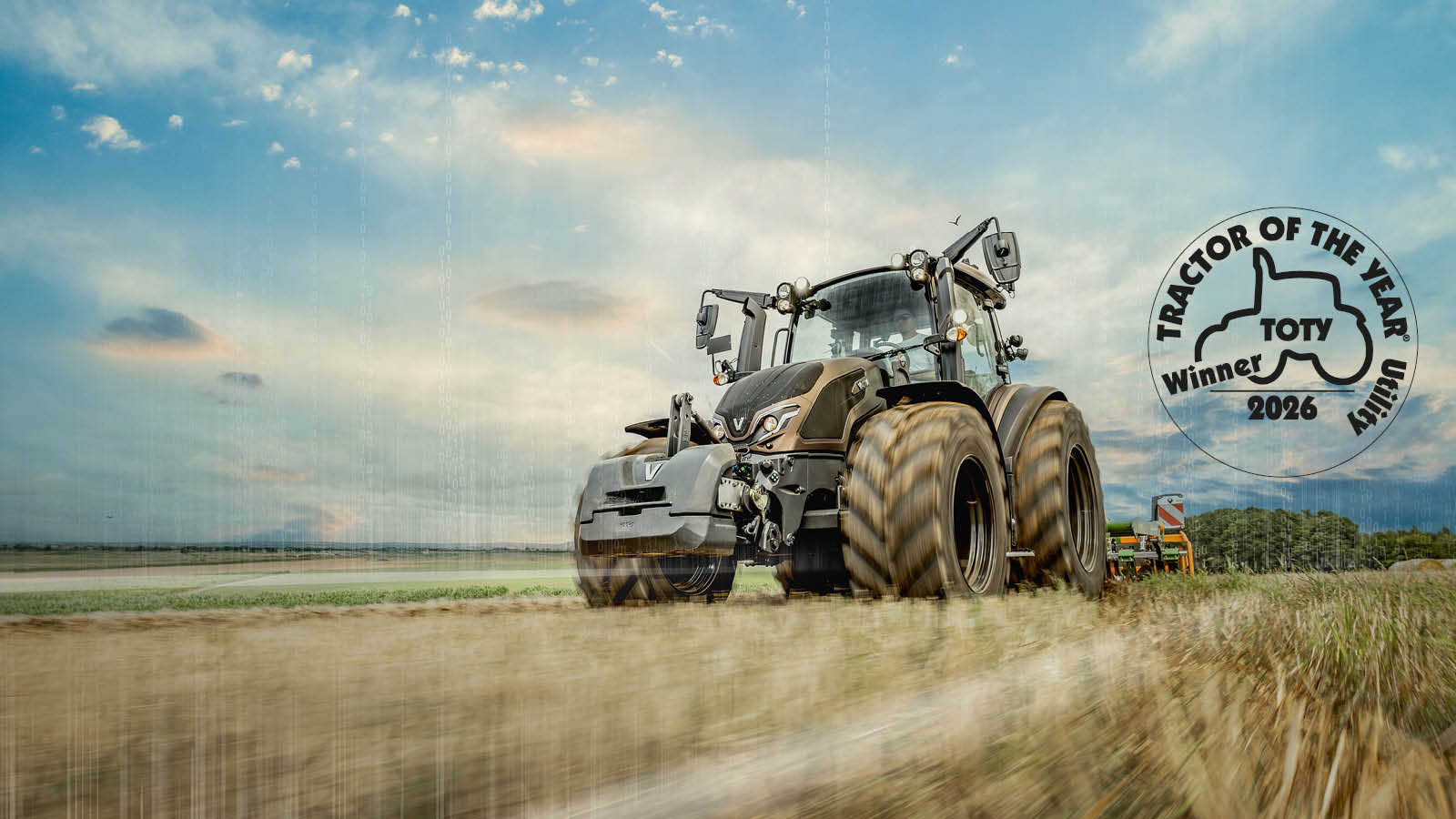 Valtra Q5-Serie vor einem Acker