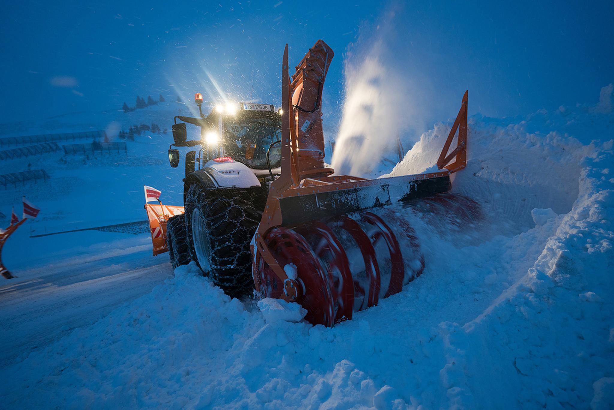 Schneepflug für den winterdienst -Fotos und -Bildmaterial in hoher