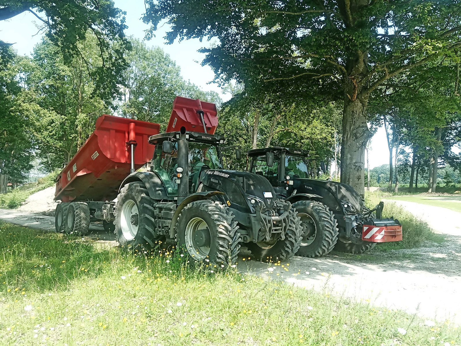 Valtra S394 mit Muldenkipper für Erdtransporte im Landschaftsbau.