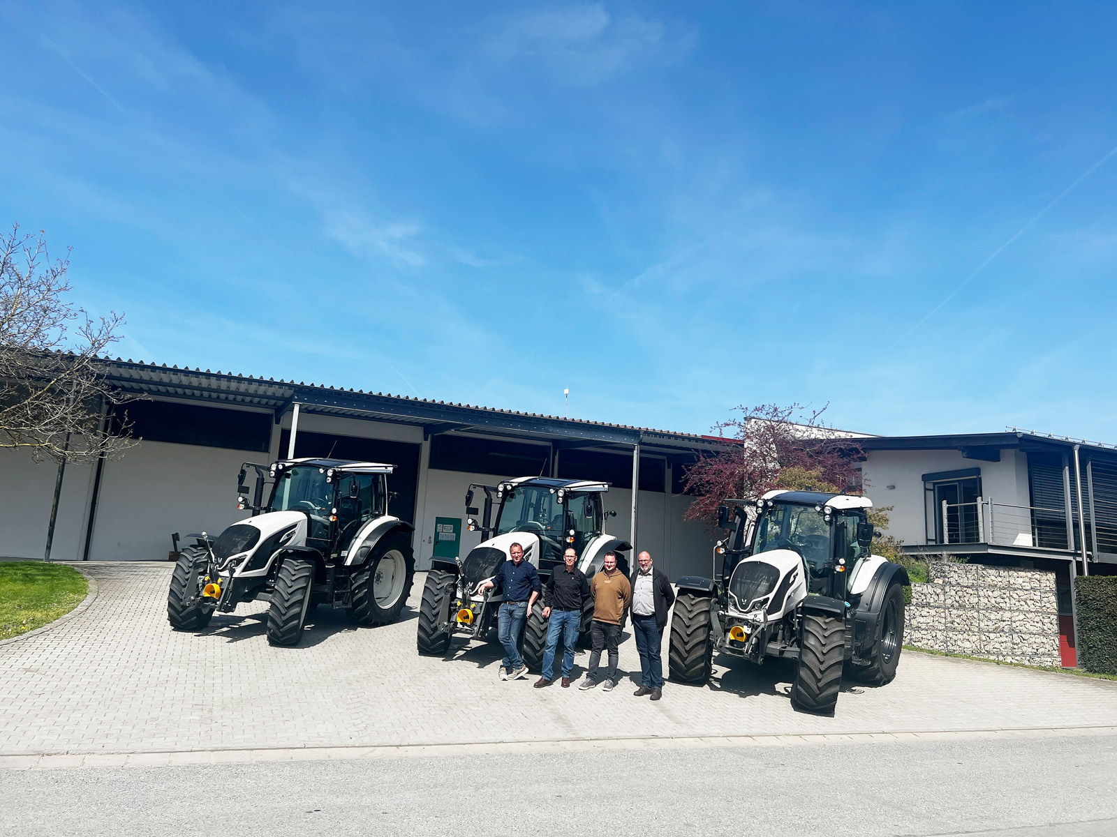 Übergabe von zwei Valtra A115 HiTech 4 und einem Valtra N155e Active mit Geschäftsführer Josef Reiger jun. (links), Alfred Meier (Reiger Landschaftspflege GmbH), Thomas Maske (Egelseer Traktoren GmbH) und Valtra Gebietsleiter Ludger Heydler (rechts).