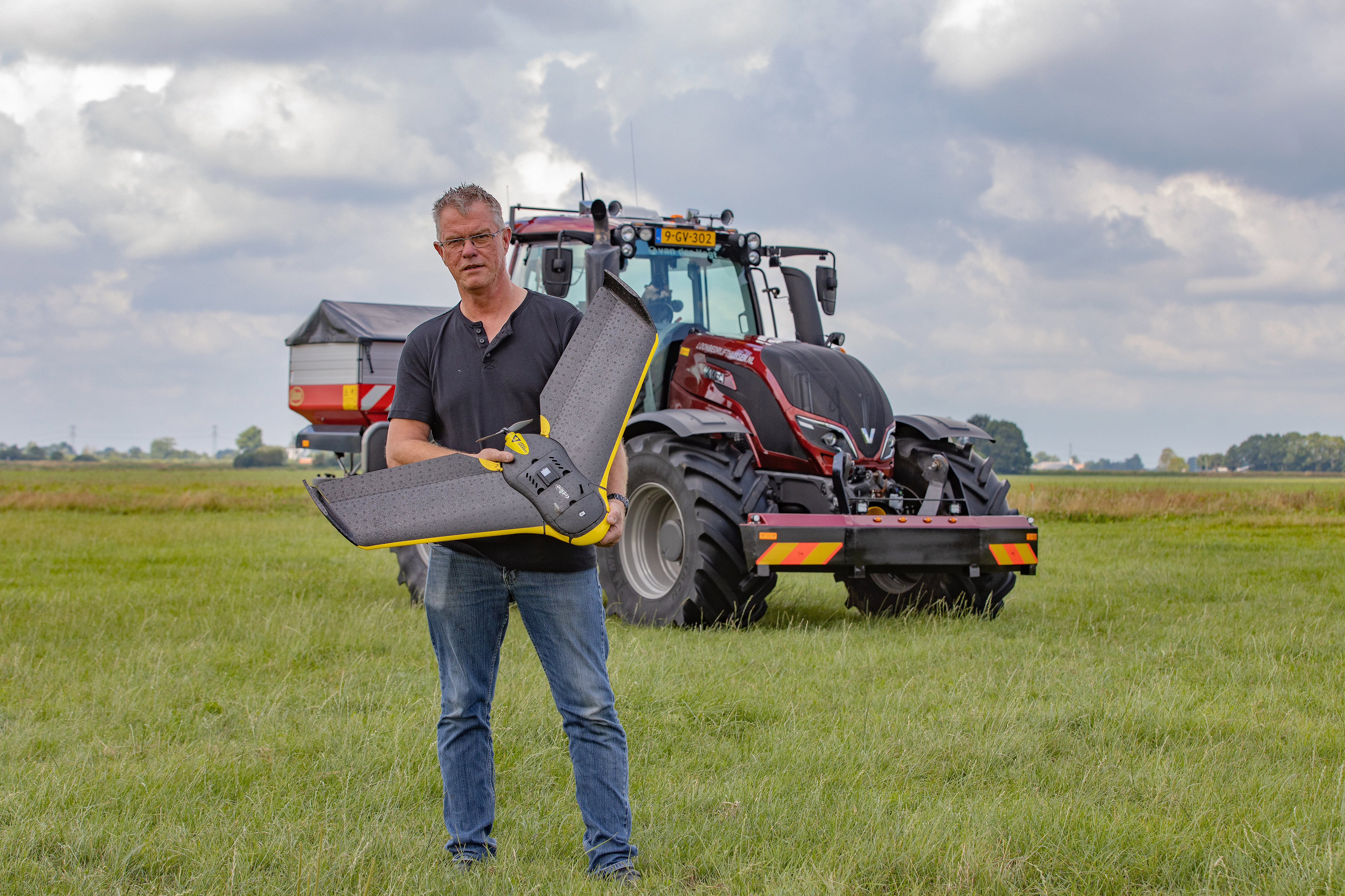 Zusammen mit seinen Partnern von Dacom und dem Valtra Händler Van der Vegt analysiert Thijssen den mit seiner Ebee-Drohne aufgenommenen Ernte-Scan.