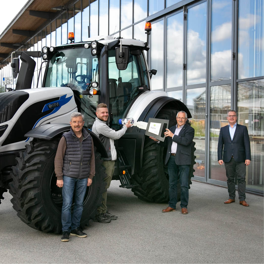 Schlüsselübergabe des Traktors Valtra T214 Direct von Valtra an das TFZ Bayern