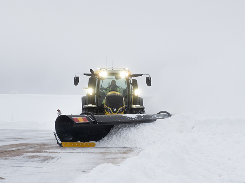 Runway Snowbot: Autnomoe Flughafenräumung mit Valtra T-Serie