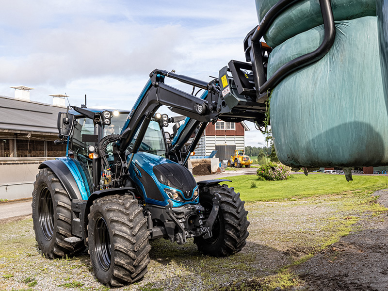 Traktor Valtra G135 Versu mit Frontlader und Ballenzange