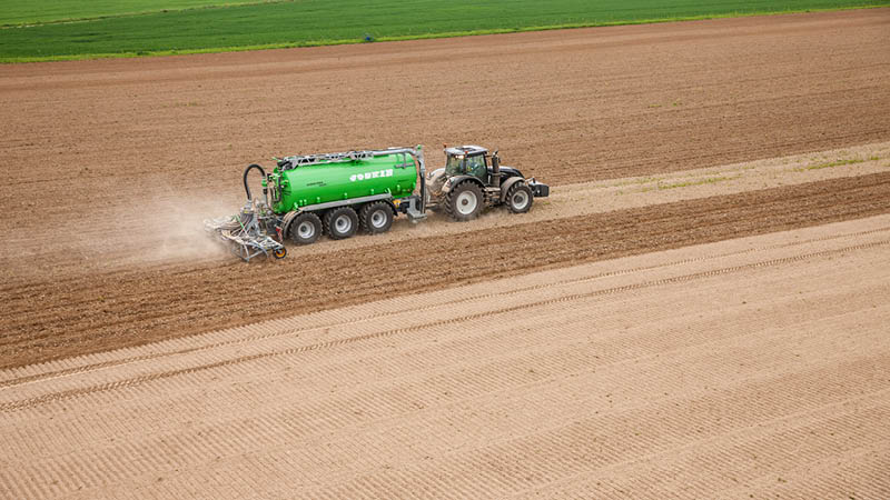 Traktor Valtra S-Serie mit Güllefass