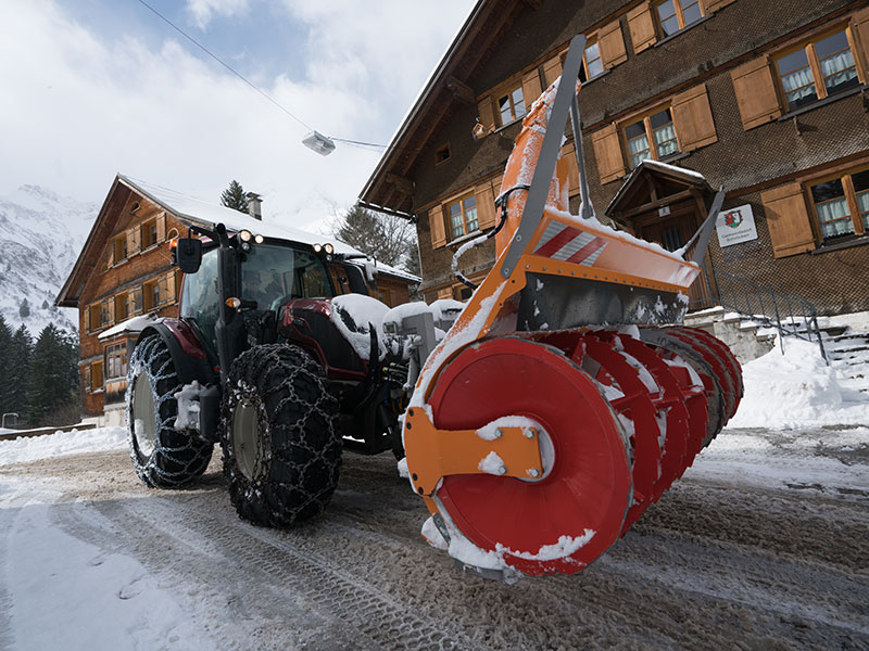 Valtra N154e Direct vor dem Gemeindeamt Schröcken