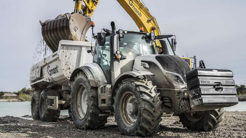 Valtra T234 mit Muldenkipper