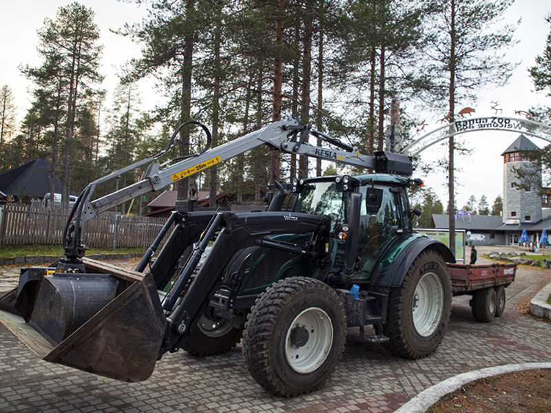 Valtra Traktor mit Kesla Kran und Anhänger vor der Zooeinfahrt