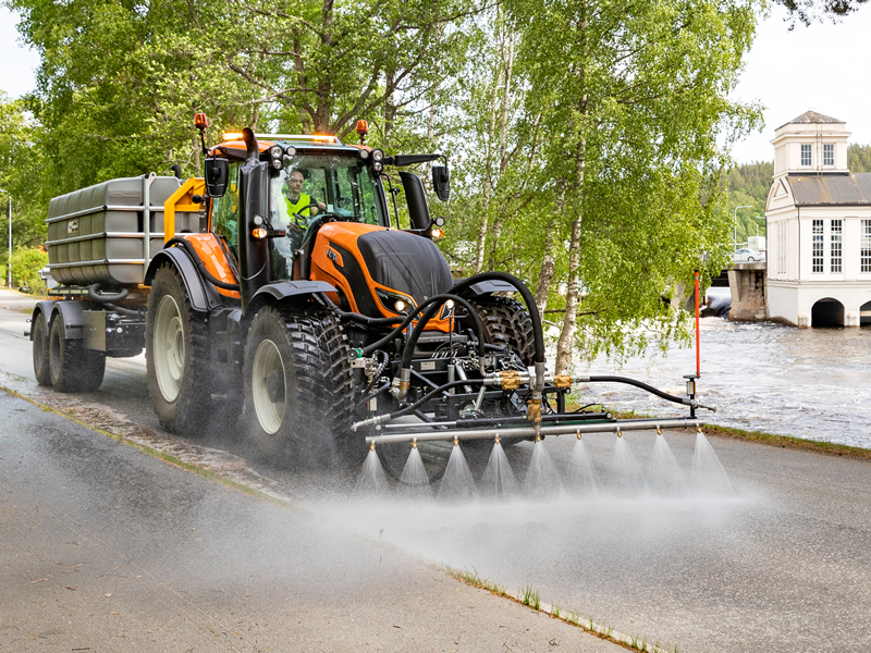 Valtra T-Serie mit Wachdüsen in der Front und gezogenem Wassertank