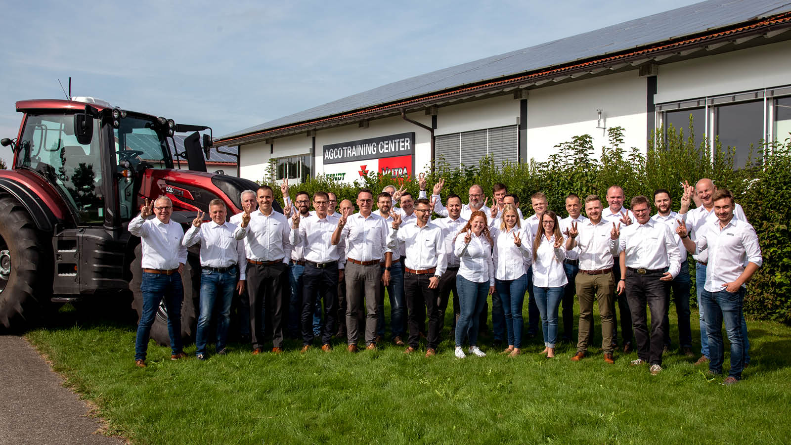 Valtra Deutschland vor dem AGCO Trainingszentrum in Altdorf