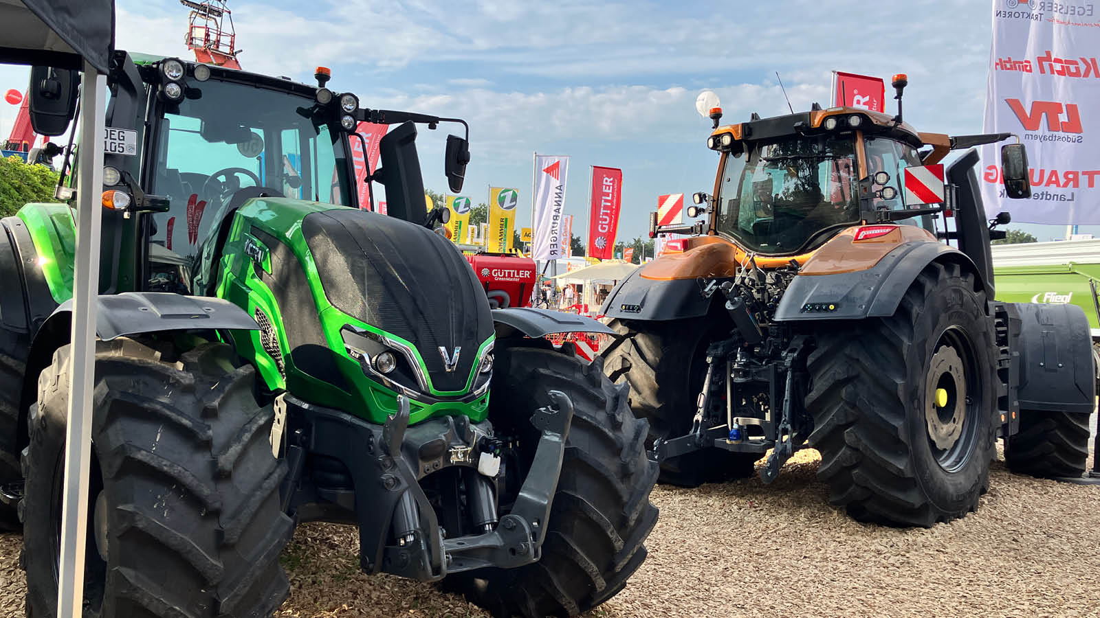 Valtra auf der Rottalschau 2024 mit Valtra T255 in Ultra Green und S416 in Amber Metallic