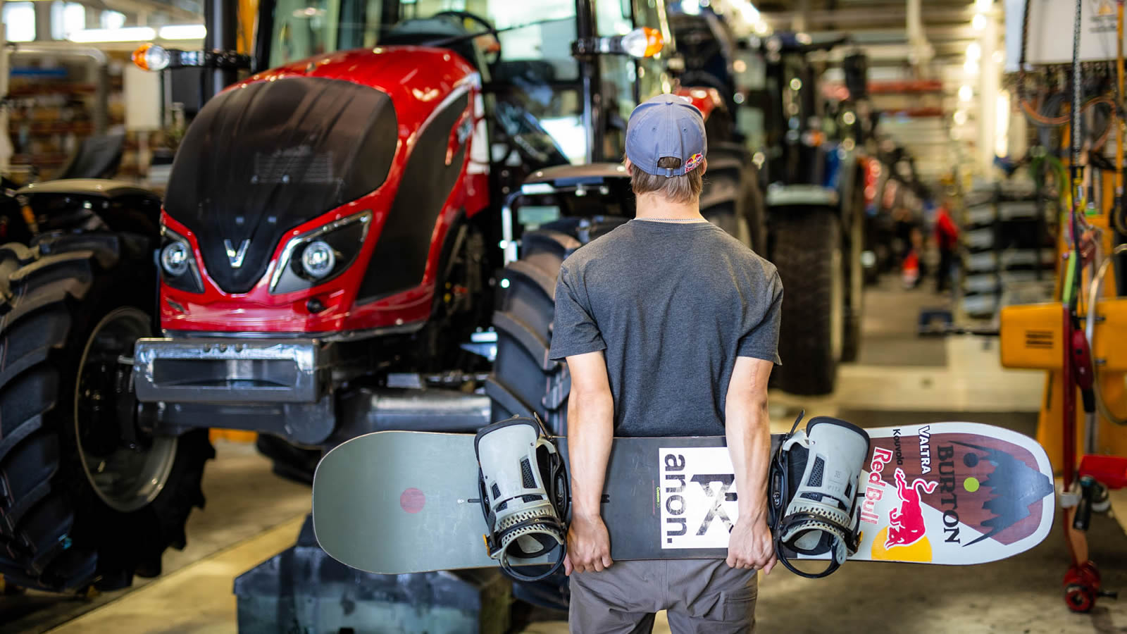 Roope Tonteri mit Snowboard im Valtra Werk in Suolahti, Finnland