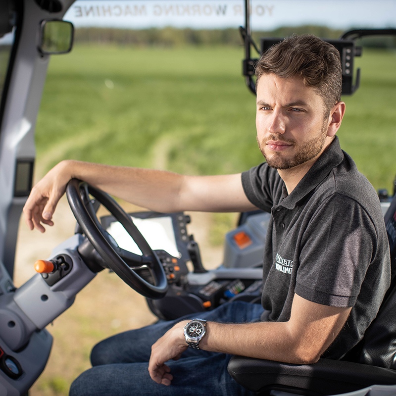 Fahrer in Valtra Kabine mit SmartTouch-Armlehne