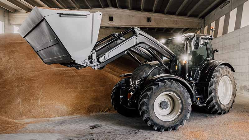 Valtra N-Serie mit Frontlader & Schaufel