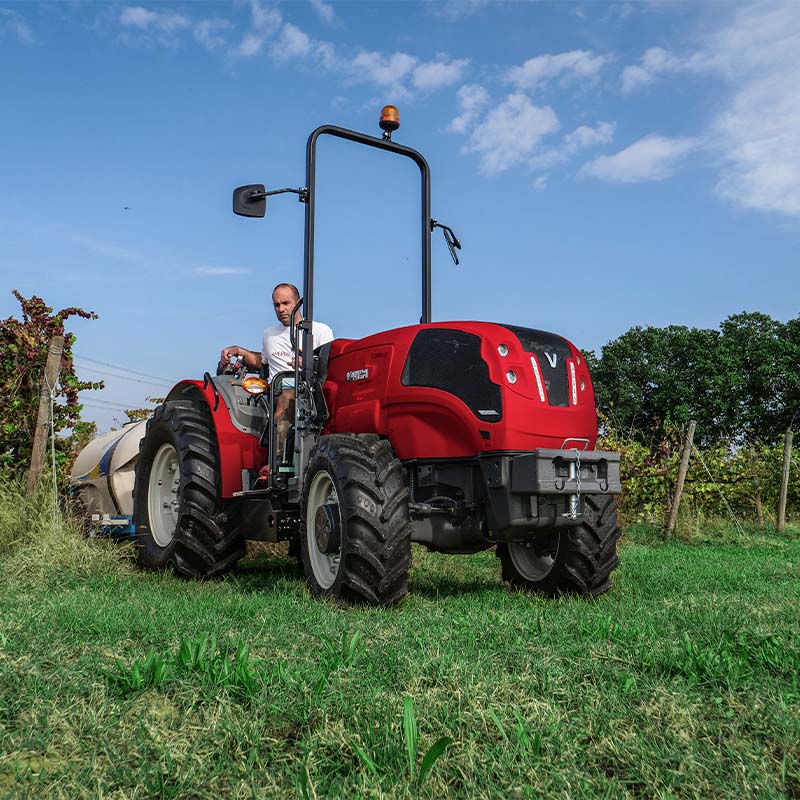 Valtra F-Serie bi der Behandlung von Weinreben