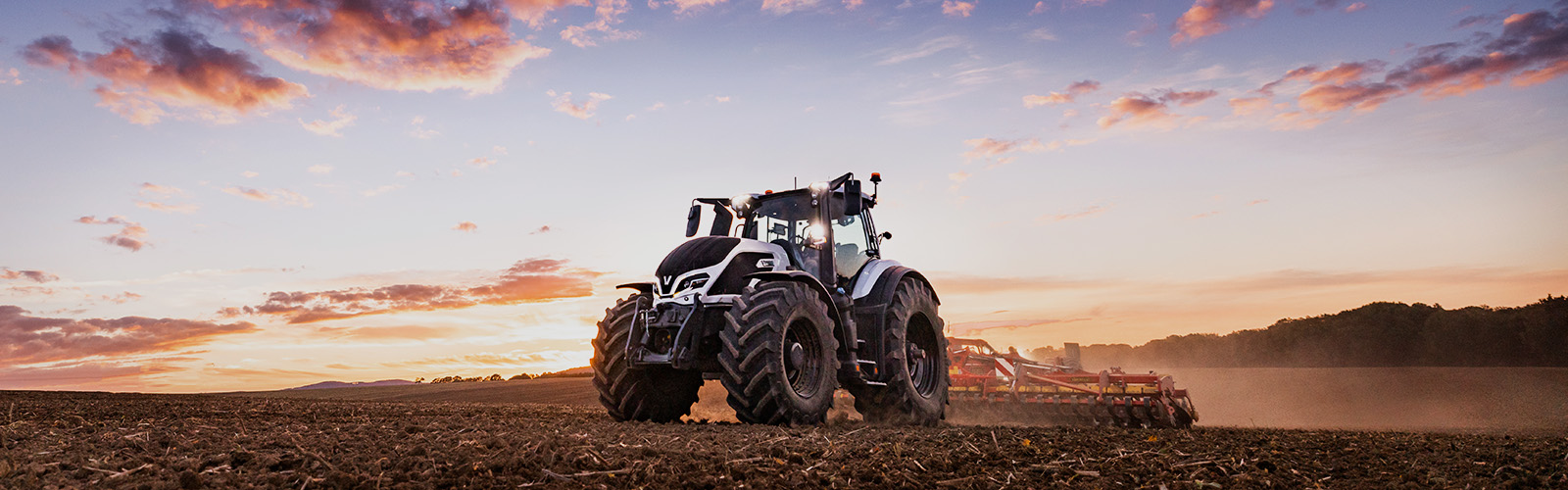 Valtra Q-Serie im Sonnenuntergang