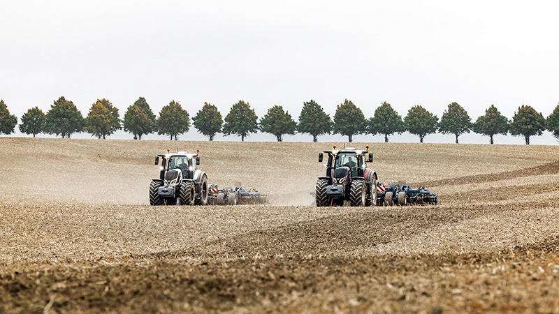 2 Traktoren der Valtra Q-Serie bei der Bodenbearbeitung