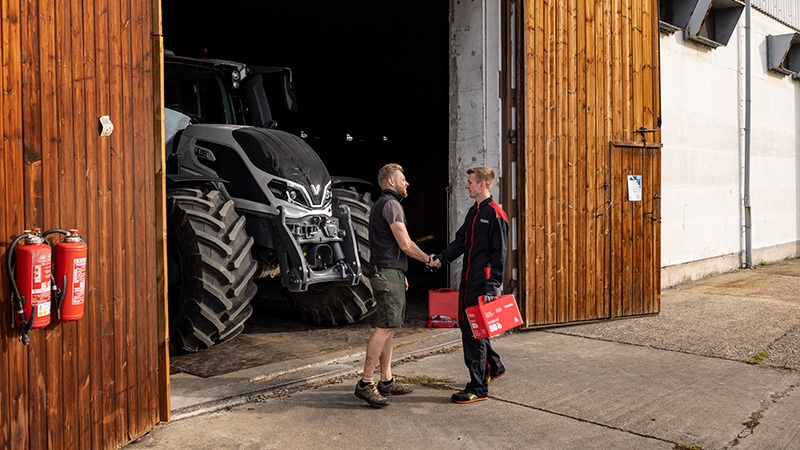 Valtra Q-Serie mit Landwirt und Kundendiensttechniker