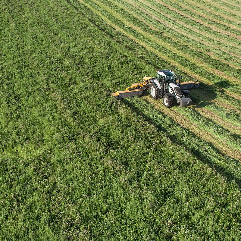 Valtra Traktor und TwinTrac auf dem Feld