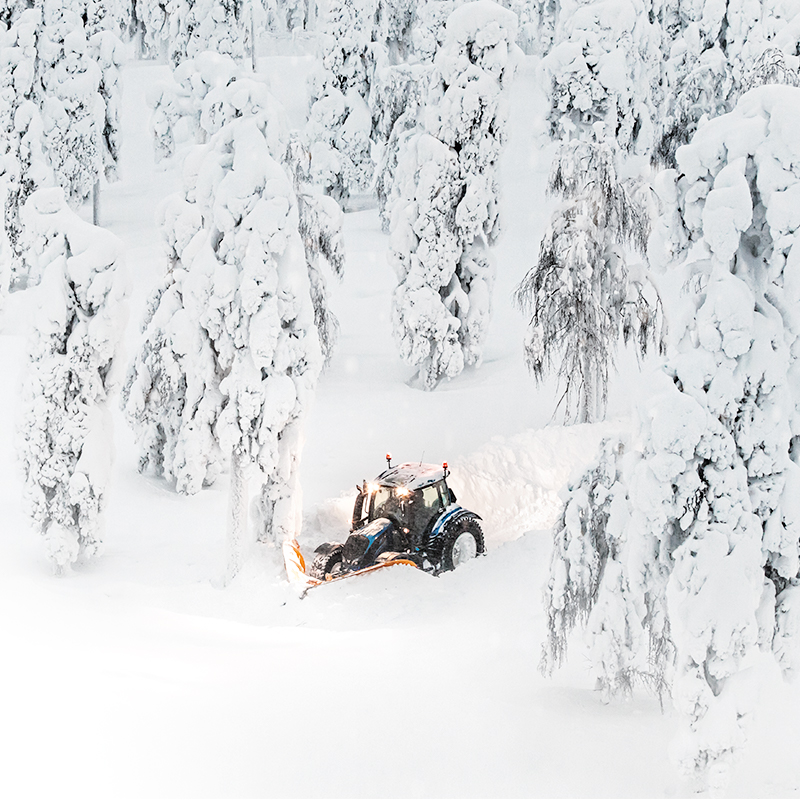 Valtra Traktor im Schnee