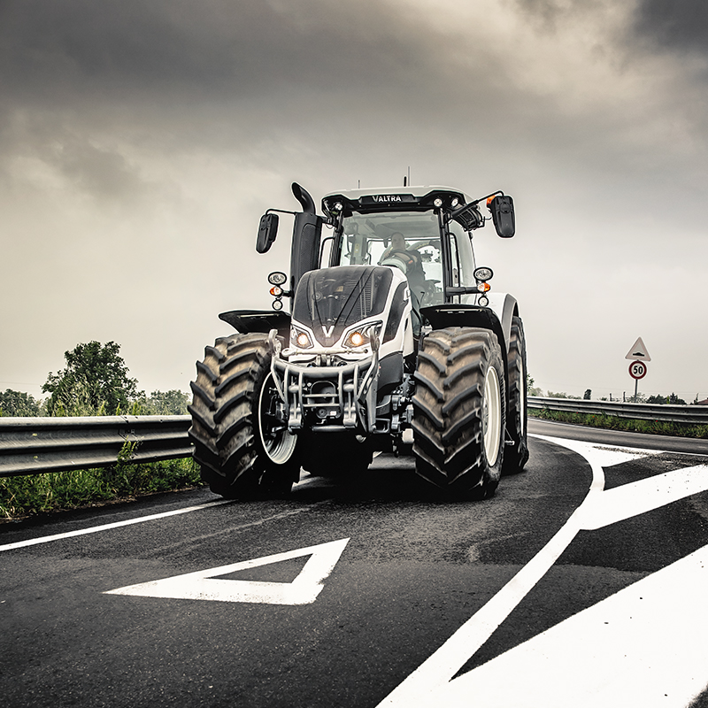 Valtra Traktor auf der Straße