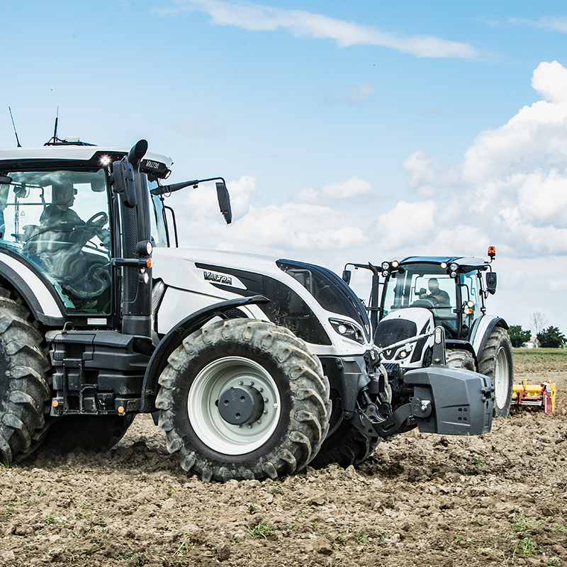 Valtra Traktoren im Feld