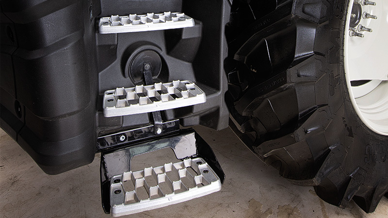 Easy and safe entry and exit to the cab and wide, self-cleaning steps