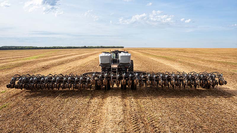 Valtra S-Serie mit 36-reihigem Einzelkornsägerät und Section Control 96 von hinten