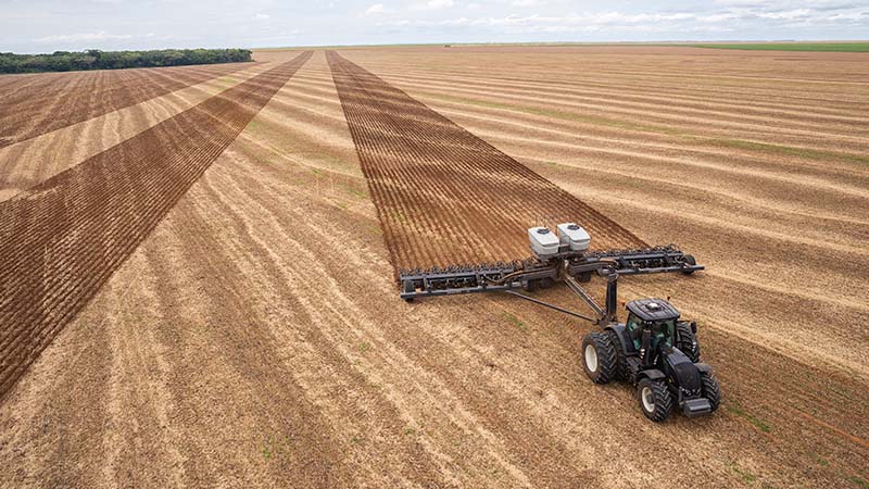 Valtra S-Serie mit 36-reihigem Einzelkornsägerät und Section Control 96