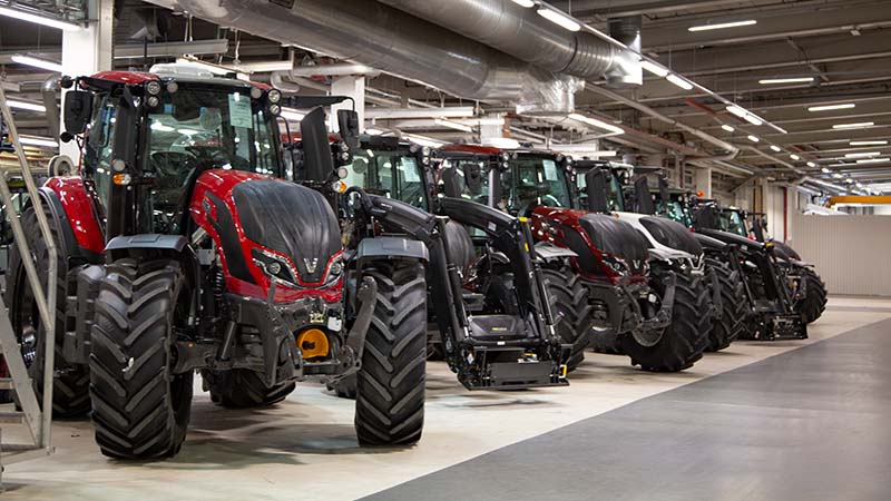 Valtra Traktoren in der Montage in Suolahti