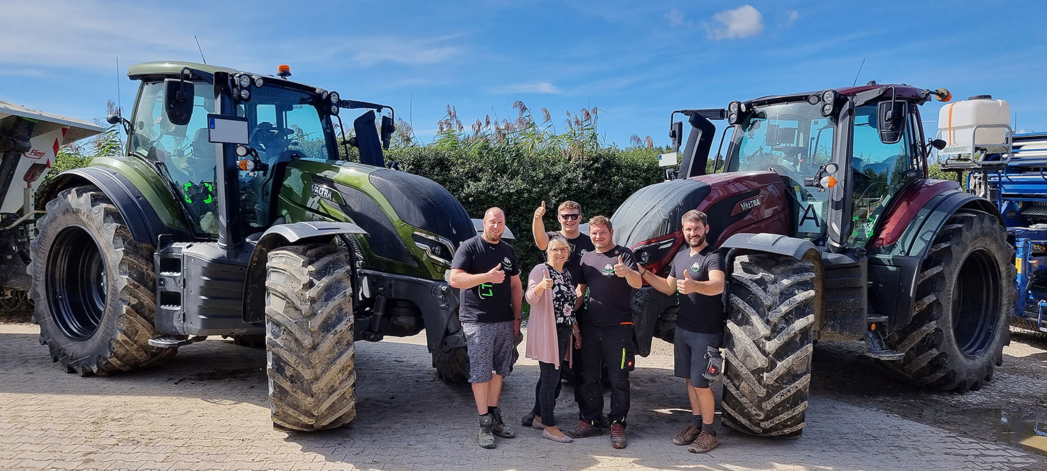 Familie Rehberger mit Valtra T234 Direct und T235 Direct