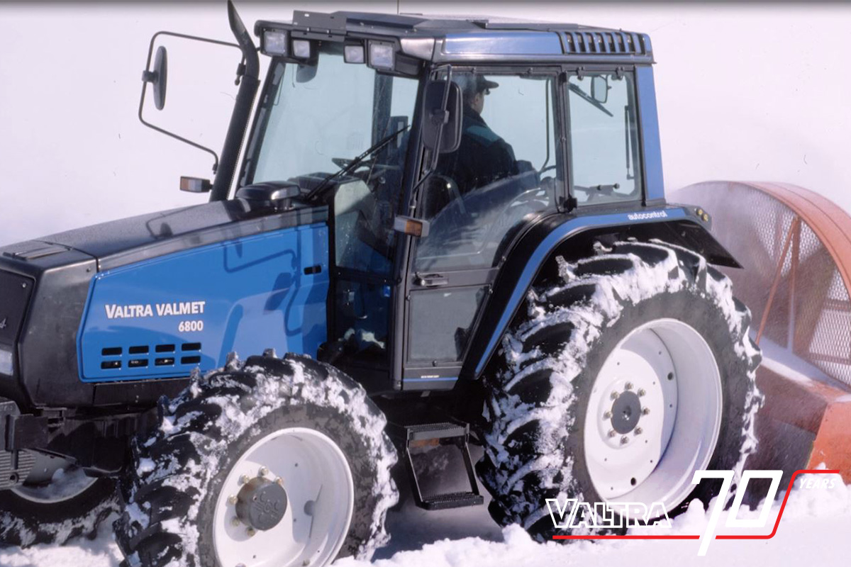Valtra Valmet 6800 in Blau mit TwinTrac-Rückfahreinrichtung und Schneefräse