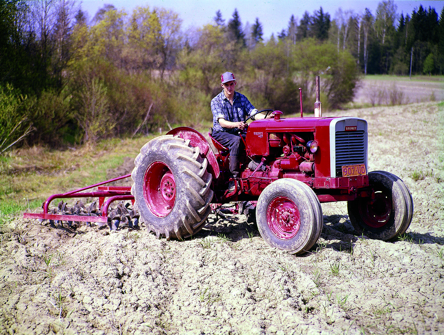 Valmet 361 beim Eggen
