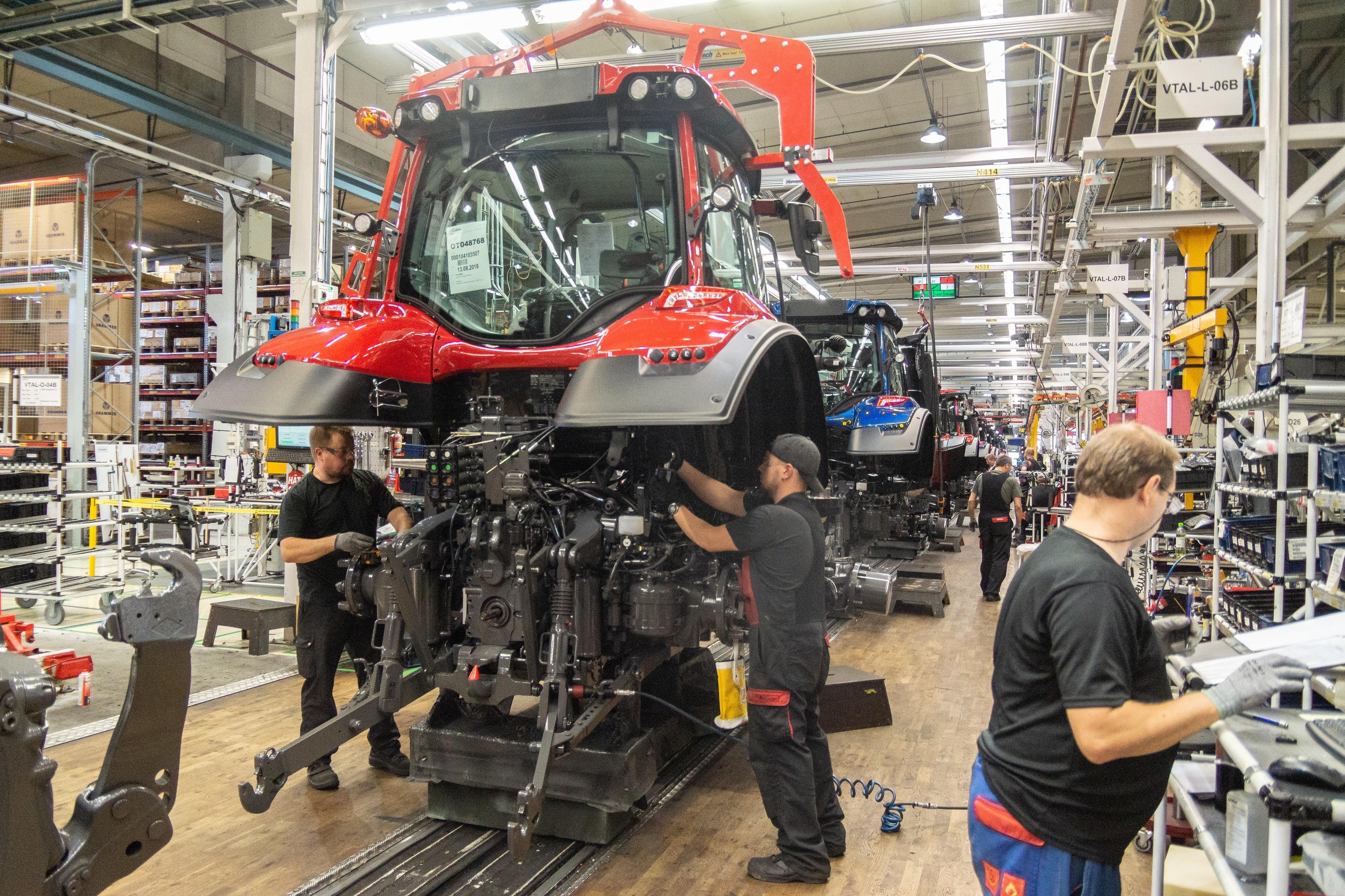 Valtra Traktorkabine am Fließband