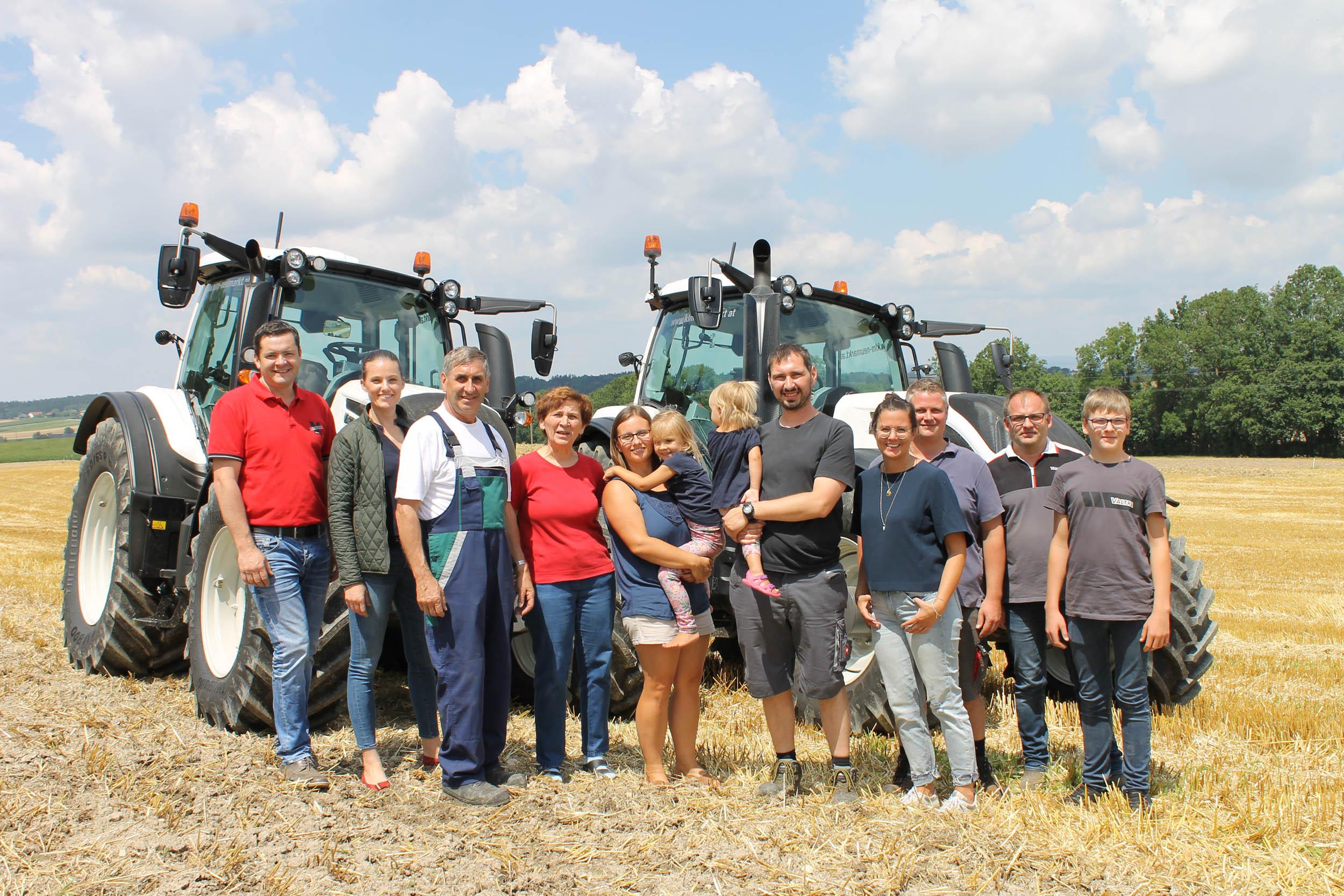 Martin Retter (Valtra), Susanna Mauch-Autenrieth, Josef Humer, Fanni Humer, Birgit Humer, Lilly (4), Emilia (2), Andreas Humer, Karin Hiesbauer (Mauch Marketing), Hannes Osterkorn, Christian Mair (Mauch) und Sebastian Mair.