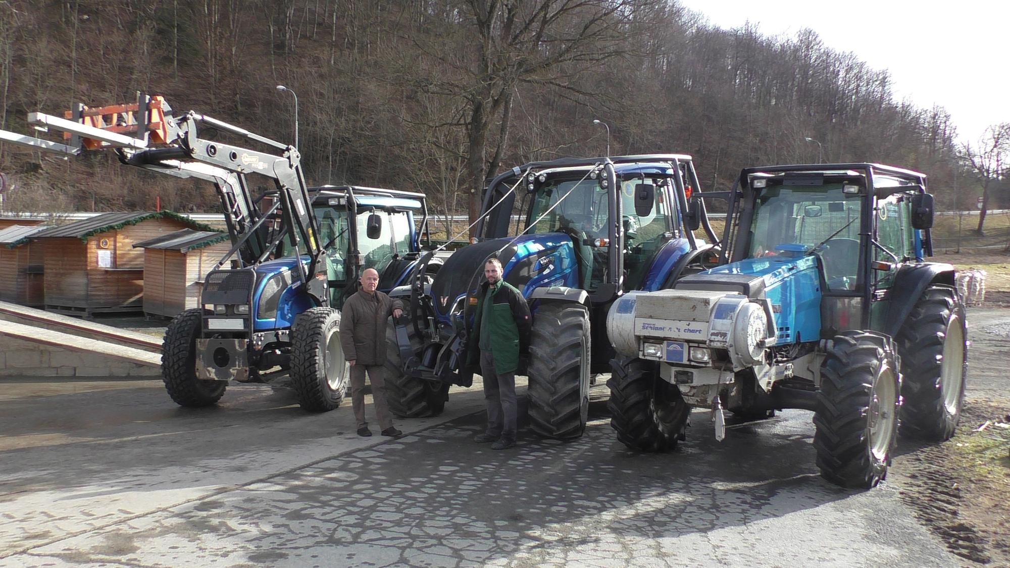 Der N101 HiTech und der 8150 haben vor kurzem Verstärkung erhalten. Das Bild zeigt Dipl. Ing. Martin Pollak (li.) und Fahrer Daniel Unger bei der Übergabe des neuen T174e Direct.