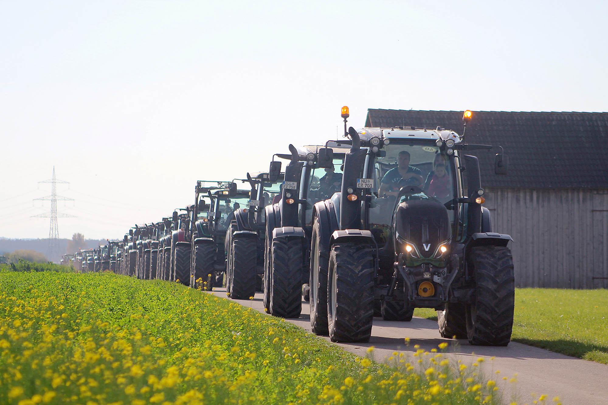 Valtra Traktoren auf der Fahrt zum Gruppenfoto.