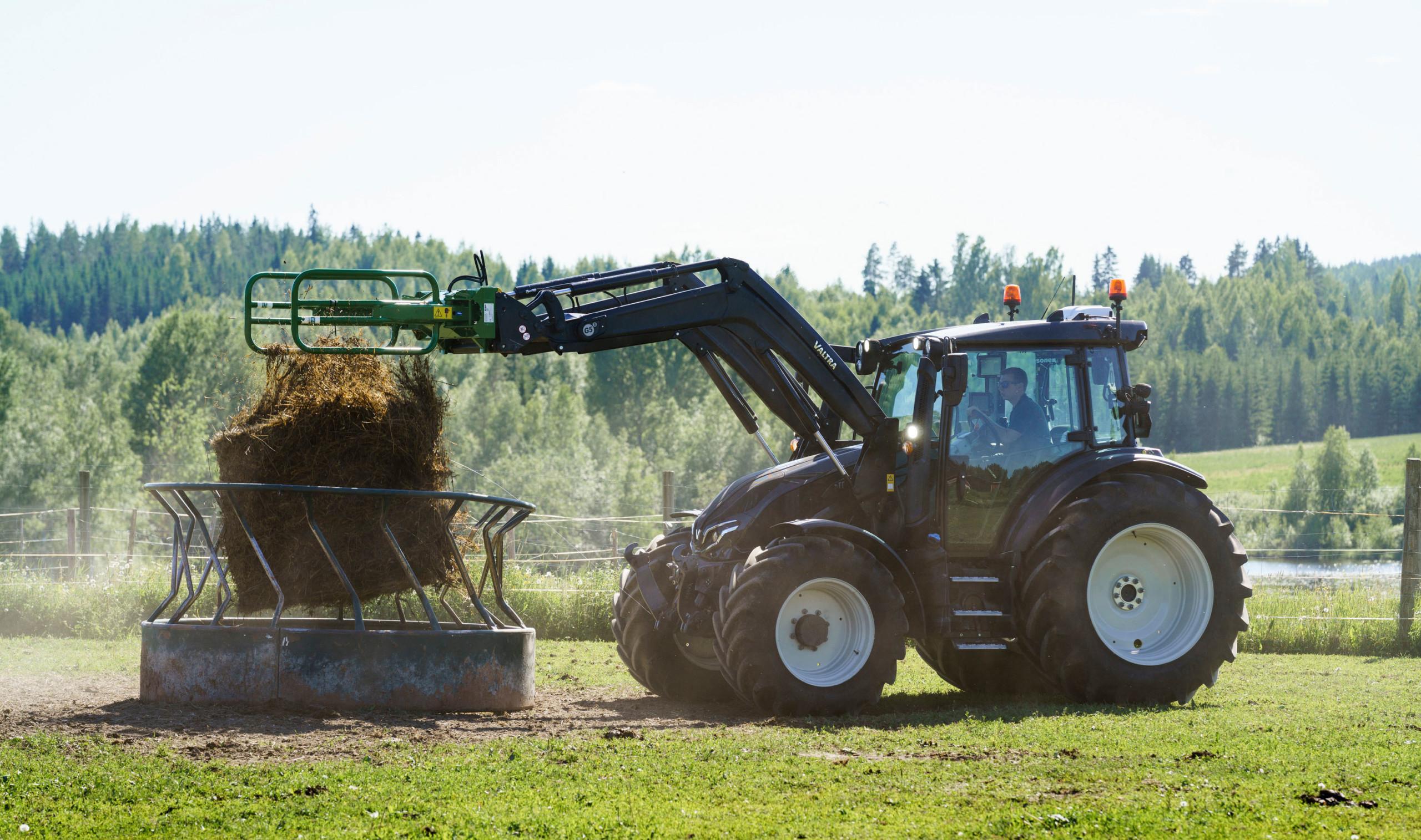 Valtra G-Serie bei der Frontladerarbeit