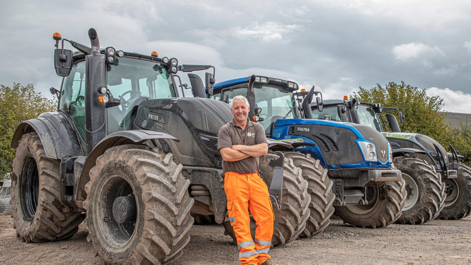 Gareth Jones mit seiner Valtra Flotte