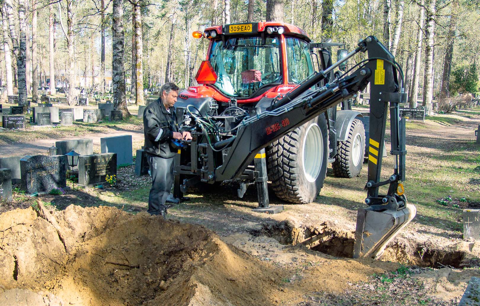 Valtra N104 hebt Gräber per Fernsteuerung aus