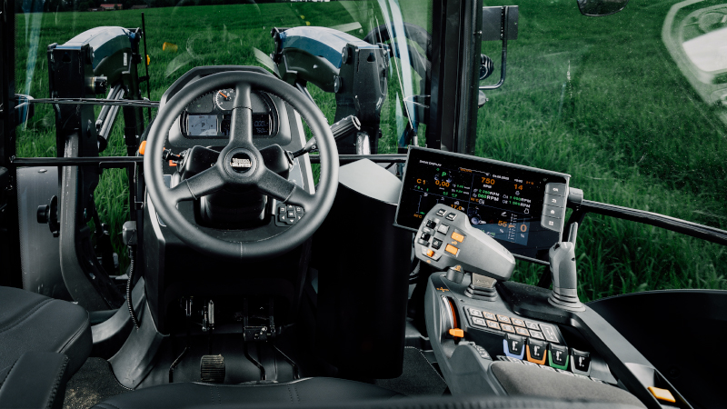 Traktorkabine aus Fahrersicht mit SmartTouch-Armlehne