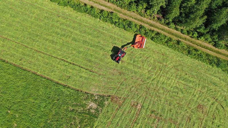 Valtra A-Serie mit angehängtem Mähwerk am Vorgewende