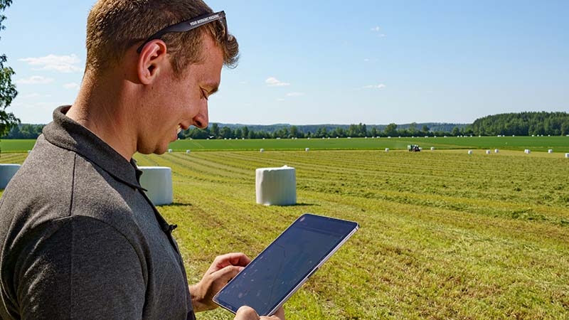 Landwirt mit iPad