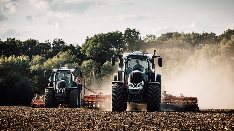 Zwei Traktoren der Valtra Q-Serie bei der Bodenbearbeitung mit Scheibenegge und Aussaat