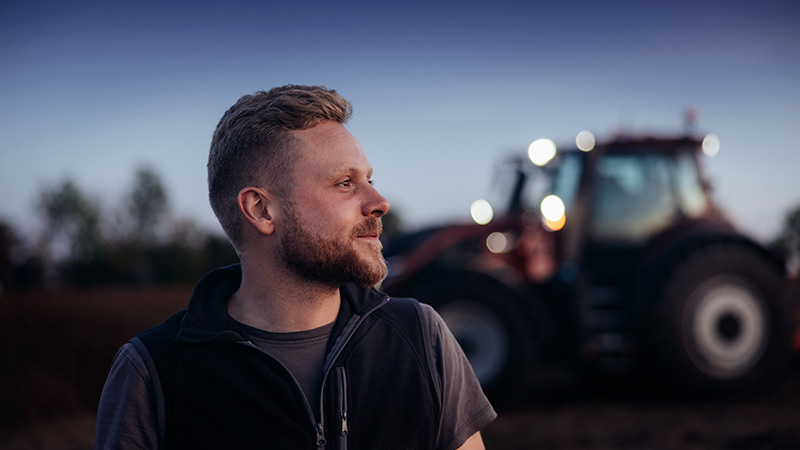 Landwirt vor Valtra Traktor